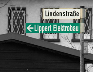 Fast geschafft: Die grünen Wegweiser an der Lindenstraße signalisieren, dass Sie schon fast bei uns angekommen sind. Lindenstraße 13: Elektrobau Lippert